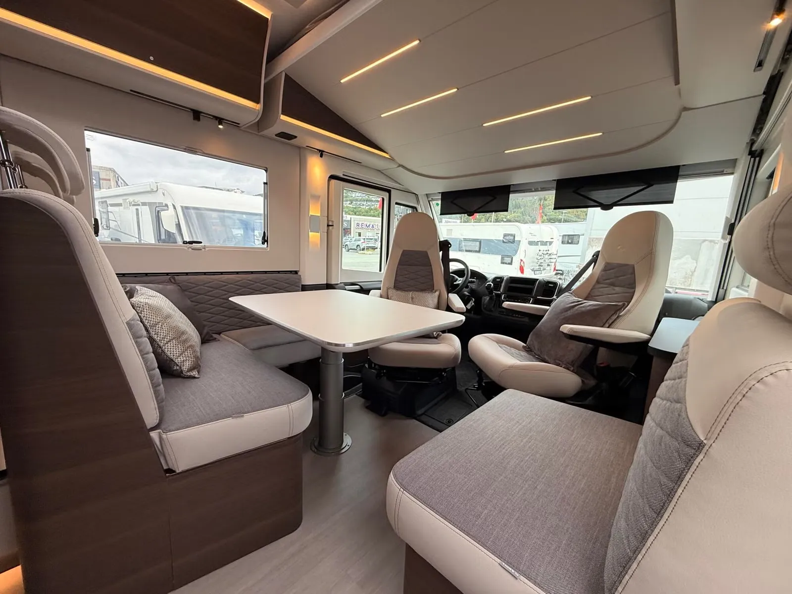 Adria Sonic Supreme 700 SL – 180 PS 8-Gang-Automatik, 4.400 kg, Einzelbetten