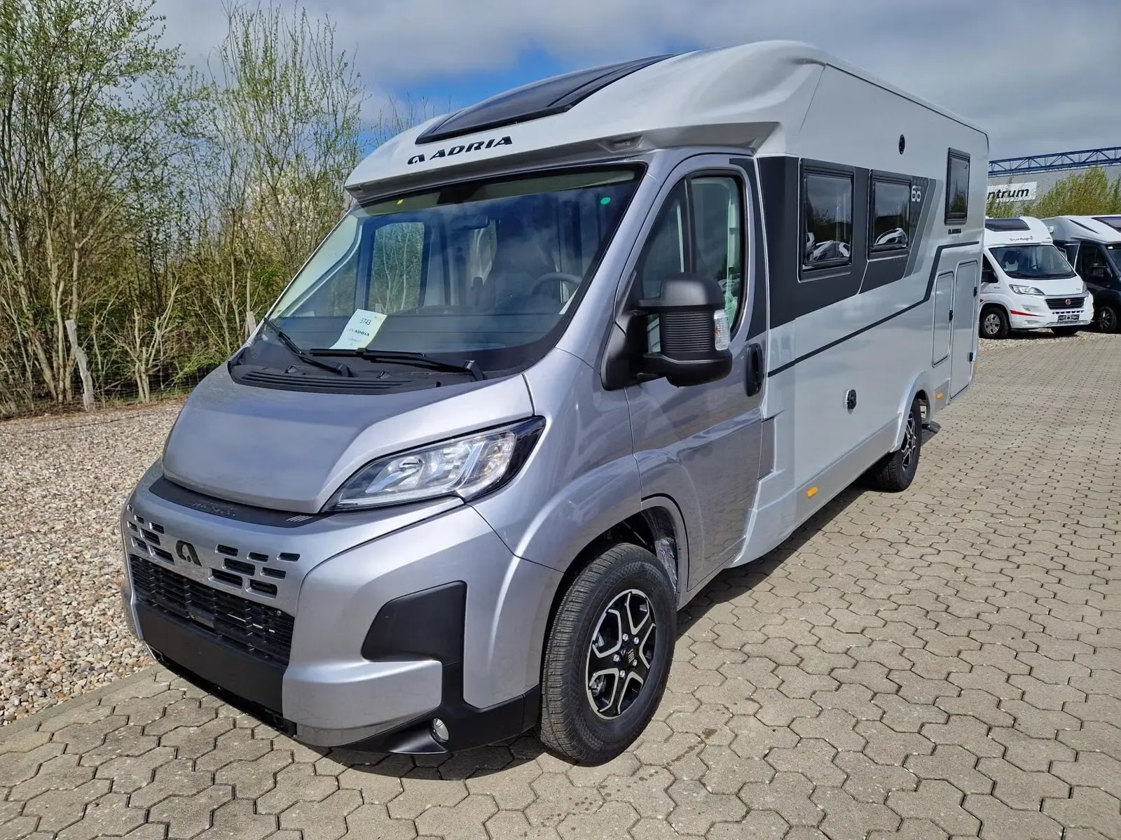 Adria Compact DL 60Y – Jubiläumsedition 2026, 140 PS Automatik, Einzelbetten