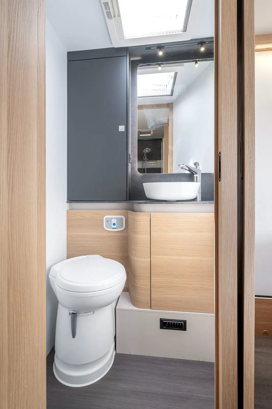 Adria Matrix 670 SC Plus – für 5 zugelassen, 160 PS 9-Gang-Automatik, nur 2.200 km