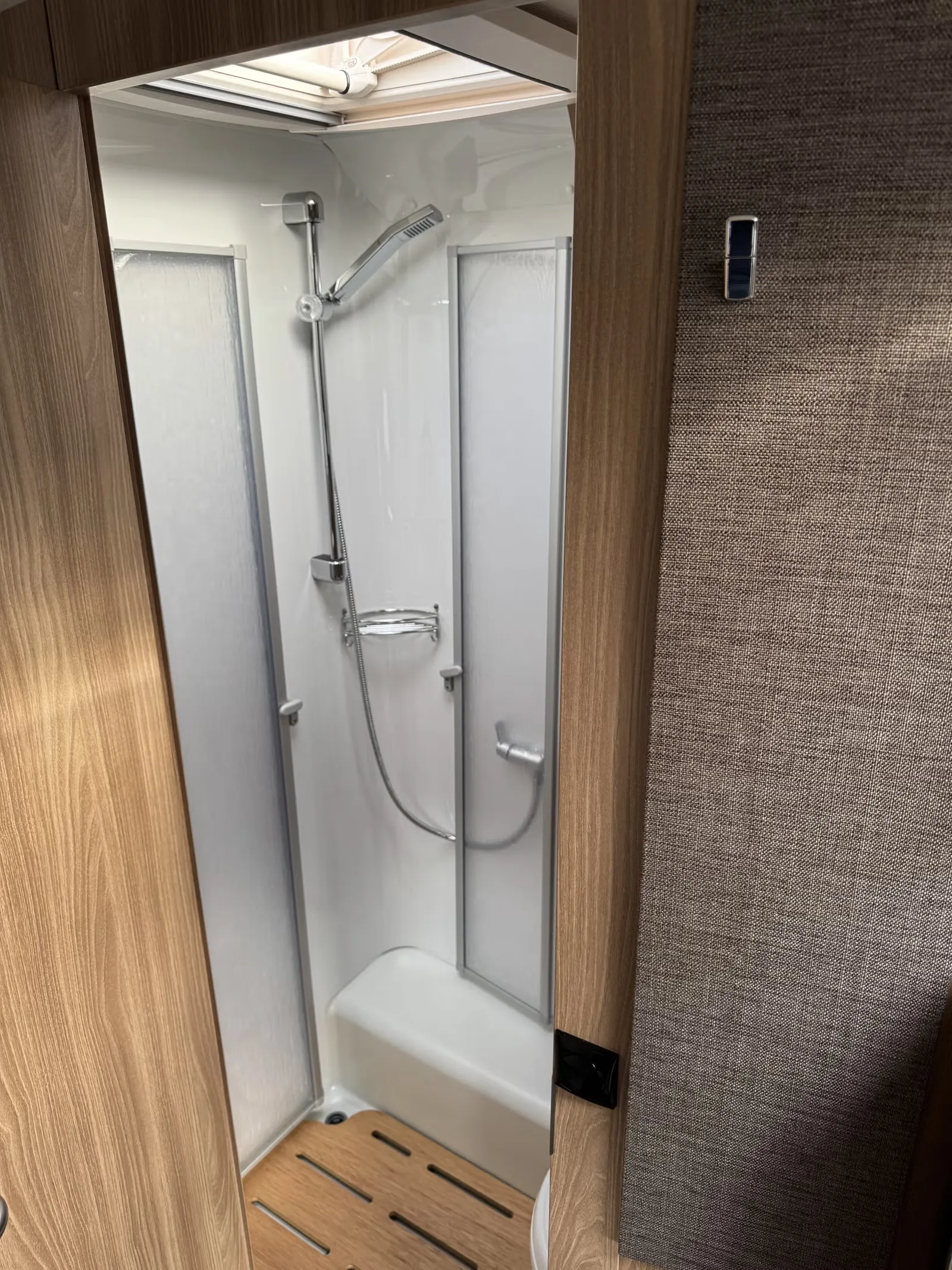 Bürstner BI6903 – vollintegriert, Automatik, Warmwasser-Fußbodenheizung