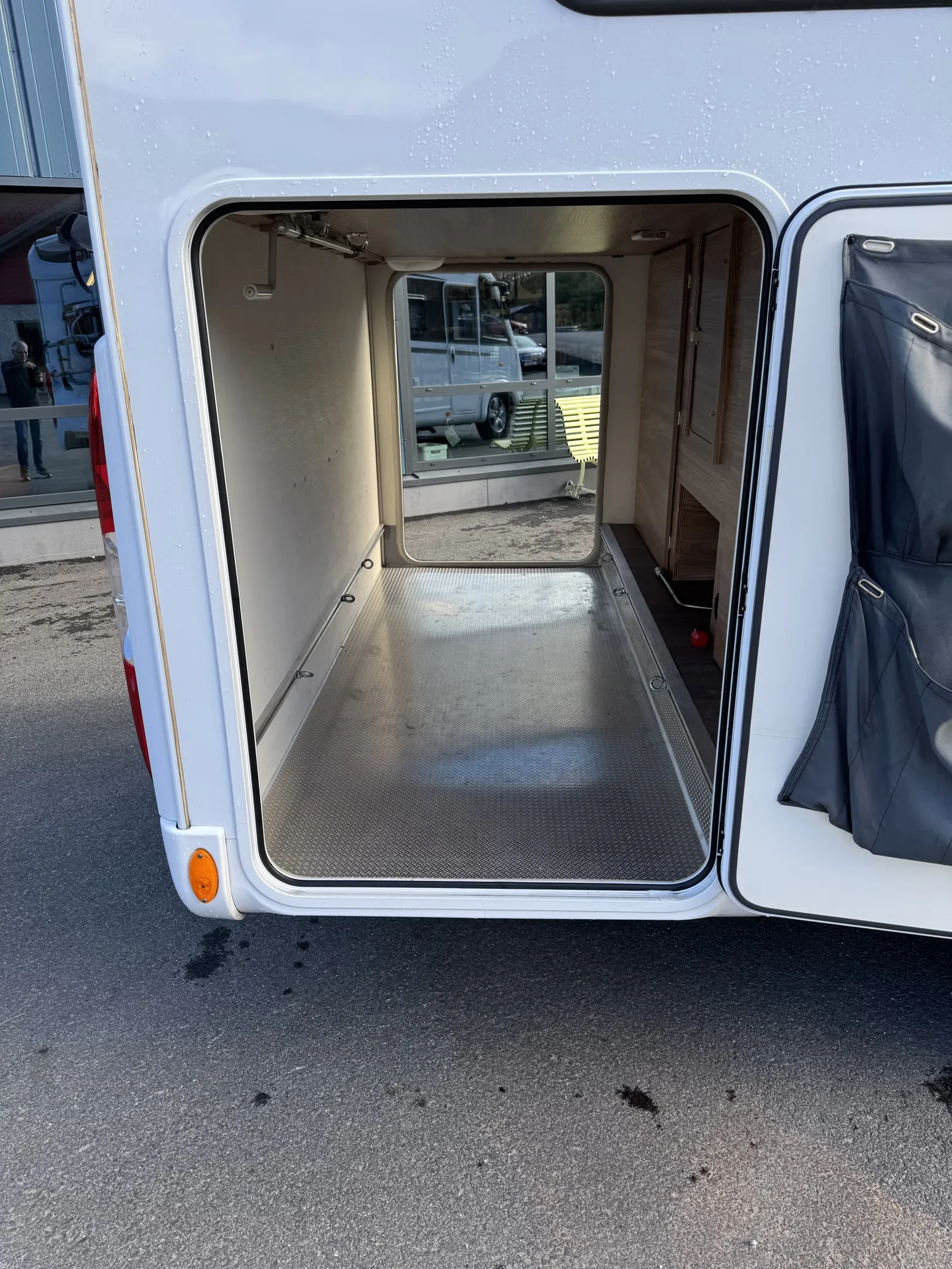 Bürstner BI6903 – vollintegriert, Automatik, Warmwasser-Fußbodenheizung