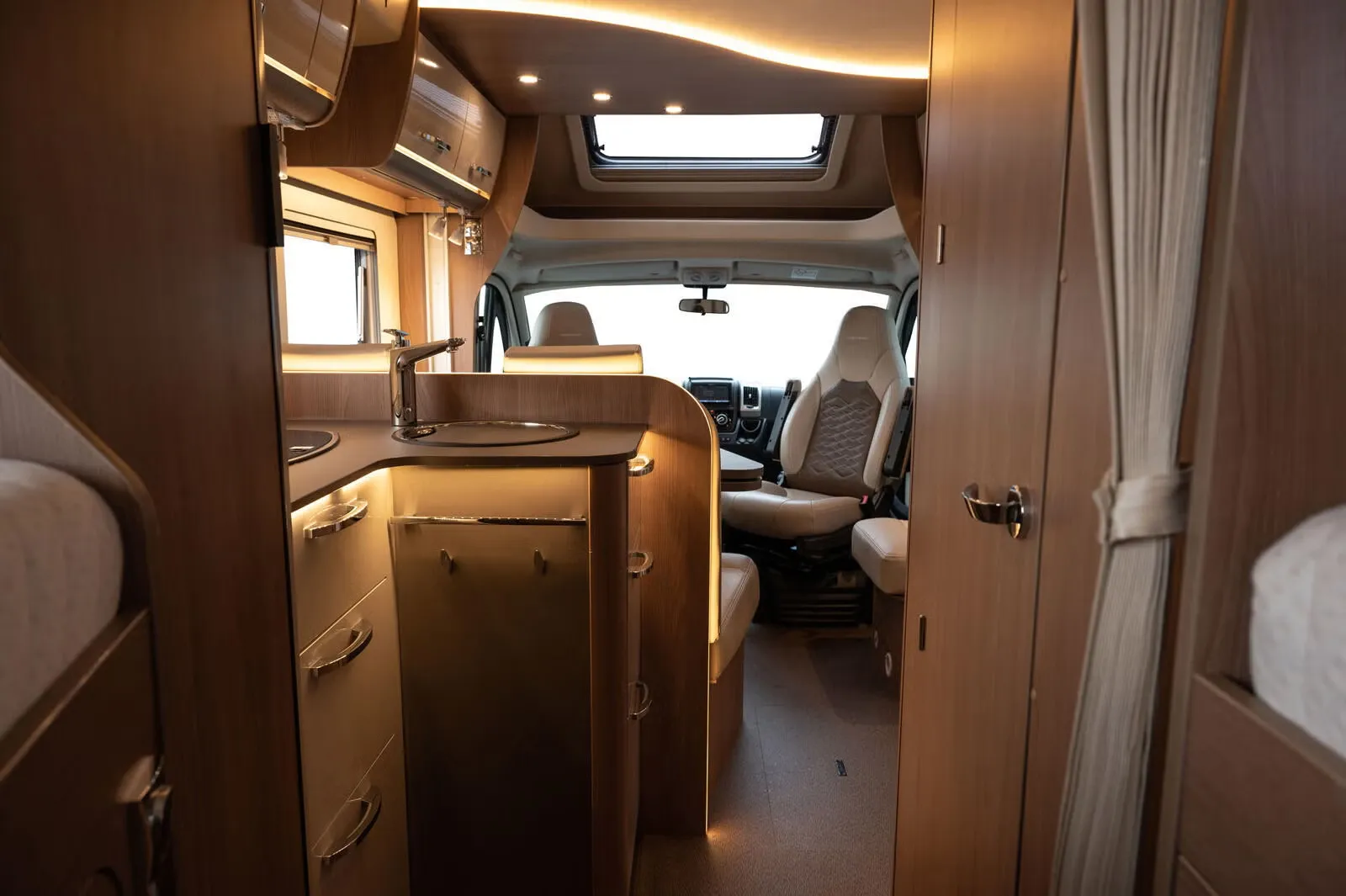 Bürstner T 690 Nordic Edition – 7 m, Automatik, Hubbett, gepflegt