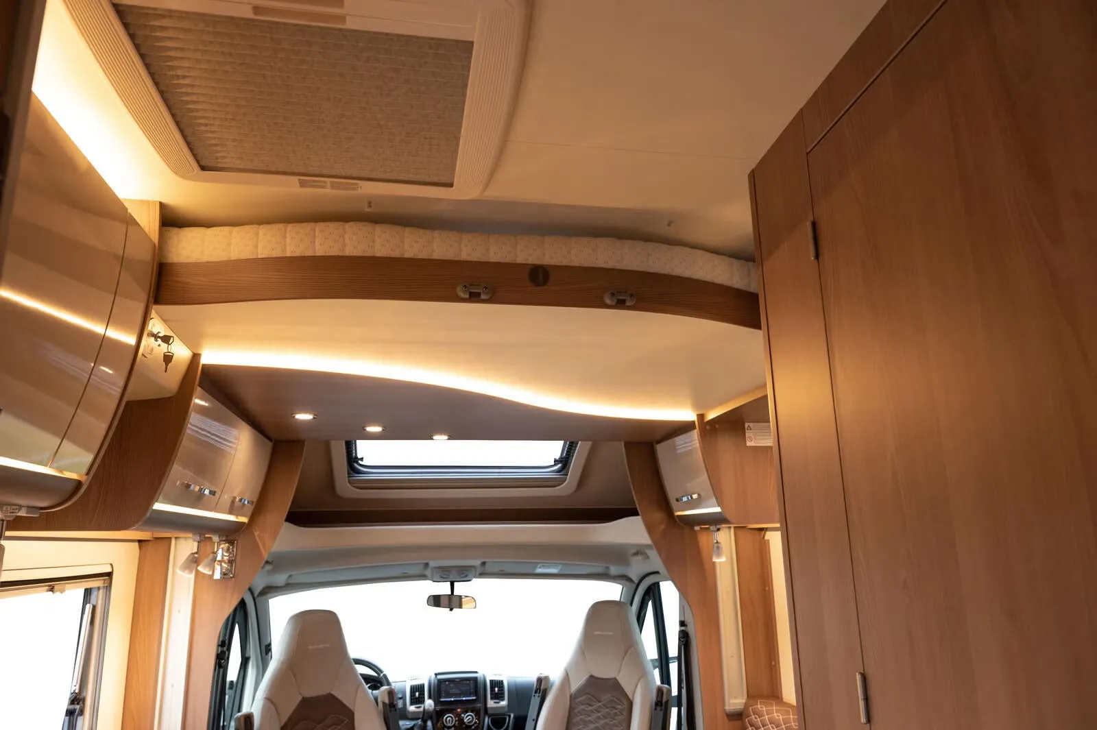 Bürstner T 690 Nordic Edition – 7 m, Automatik, Hubbett, gepflegt