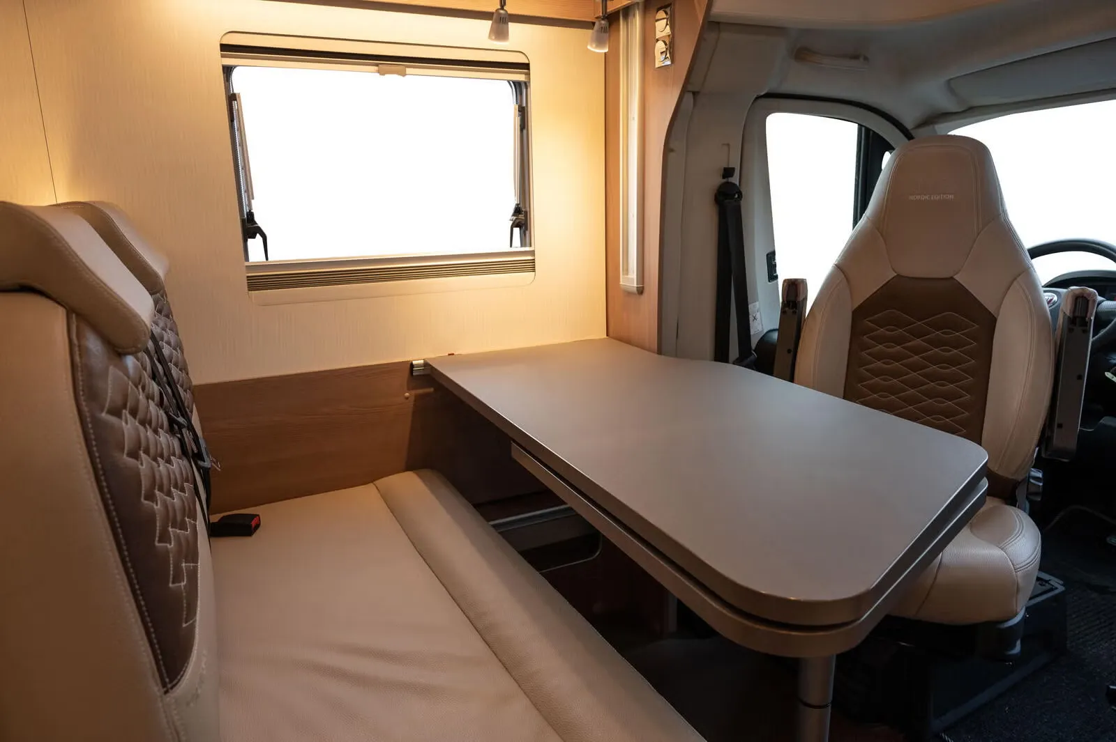 Bürstner T 690 Nordic Edition – 7 m, Automatik, Hubbett, gepflegt
